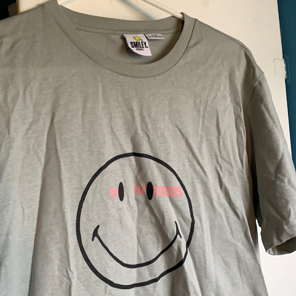 Men’s medium smiley gray t shirt.